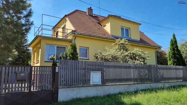 Rodinný dům 4+2, část. po rekonstrukci, garáž, zahrada, pozemek 931 m² #0