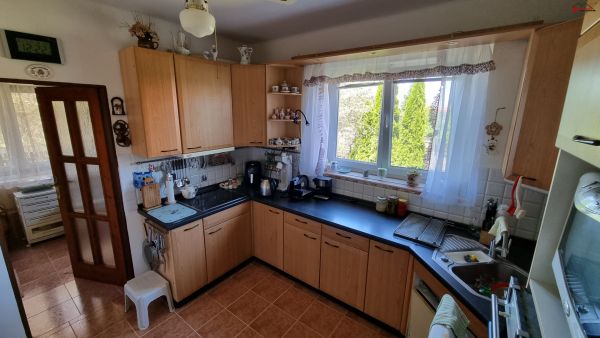 Rodinný dům 4+2, část. po rekonstrukci, garáž, zahrada, pozemek 931 m² #10