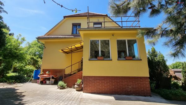 Rodinný dům 4+2, část. po rekonstrukci, garáž, zahrada, pozemek 931 m² #4